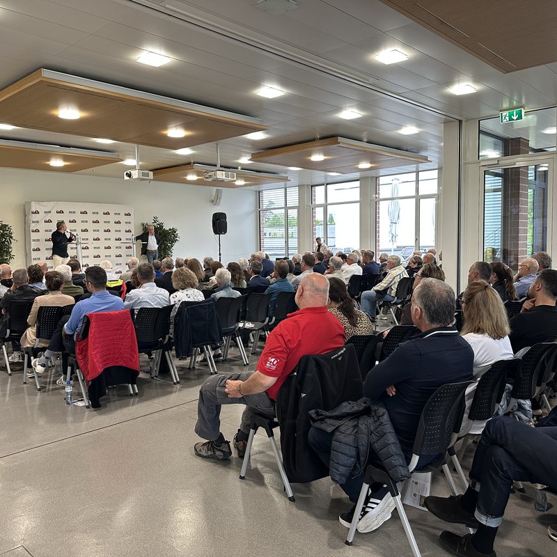 «Roger gegen Markus» live im Baumeister Kurszentrum Effretikon