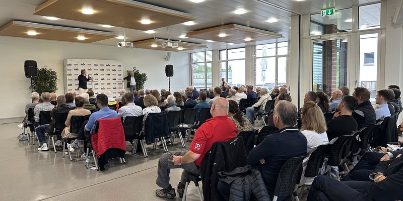 «Roger gegen Markus» live im Baumeister Kurszentrum Effretikon
