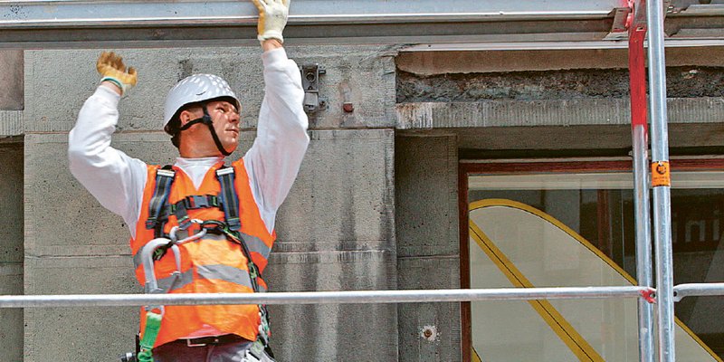 Vermeiden Sie riskante Situationen auf einer Leiter oder einem Gerüst