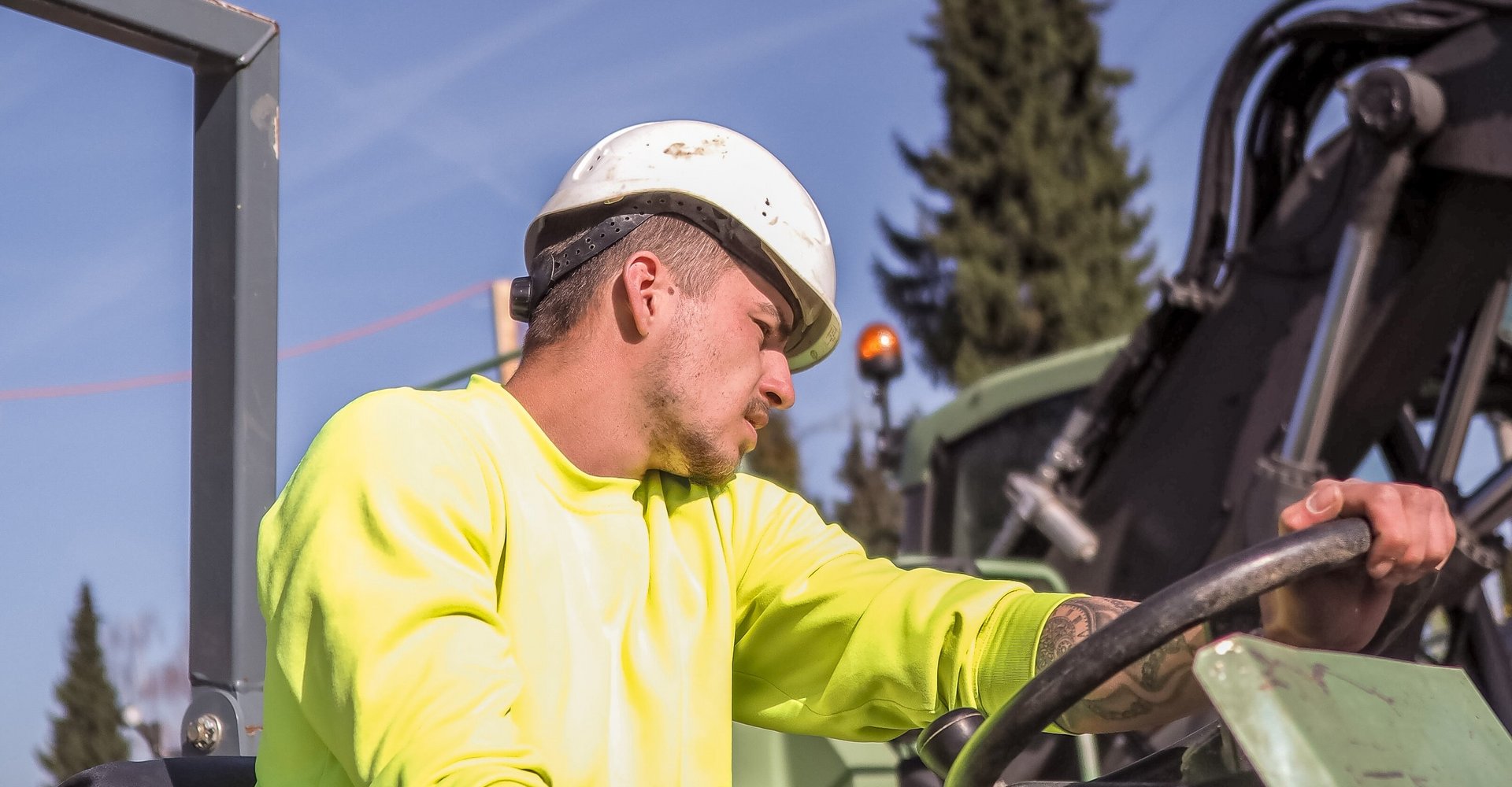 Baumaschinen Ausbildung – Person bei der aktiven Arbeit im Kurs